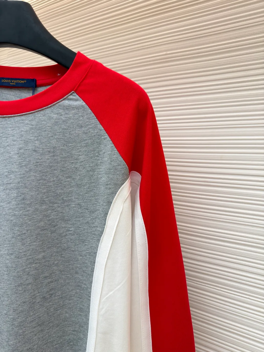LOUIS VUITTON SKI ski series color matching long sleeves ●Original version: purchased and developed by 10407 ●Item number: 1681669-A55 ●Fabric: cotton fabric ●Technology: embroidery production ●Color: red, white and gray ●Version: fitted version ●Weight: about 410 grams ●Size: S-M-L-XL ●Description: This long-sleeved top is designed with multi-color splicing. The main body is made of high-quality pure cotton fabric. It feels soft, skin-friendly and has good breathability. The shoulders and sleeves use contrasting splicing technology. The red and white splicing lines are smooth and natural, showing superb tailoring technology. The three-dimensional embroidered letter pattern on the left arm adopts multi-layer embroidery technology. The lines are full and three-dimensional, rich in layering, and highlight the brand recognition. The gray area on the chest uses seamless splicing technology to ensure that the overall shape is smooth and crisp. The cuffs and hem adopt fine double-thread seaming technology to enhance durability and prevent seams from opening. The hemming at the neckline is delicate and comfortable to wear without rubbing against the skin. The overall workmanship is fine, and every stitch is even and neat, reflecting the high-quality production process. The overall wiring is straight and delicate, the fabric is comfortable and soft, and the color is consistent without color difference. It can be matched with the same style to create a fashionable look and control various occasions. Customized accessories, complete with three standards, same style for men and women!